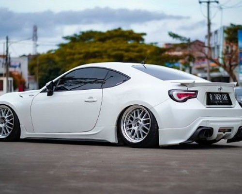 Pure white Toyota 86 airride loading case