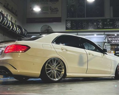 White Mercedes-Benz E-class airride luxury fashion