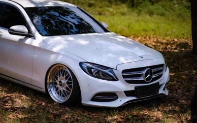 White Mercedes-Benz C airride cool figure