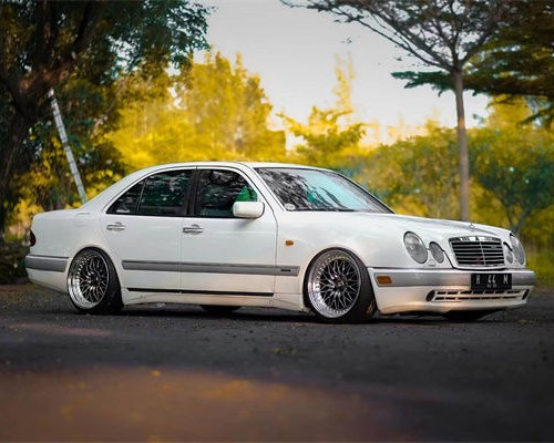 Rare Mercedes-Benz E55 airride low-slung style strikes