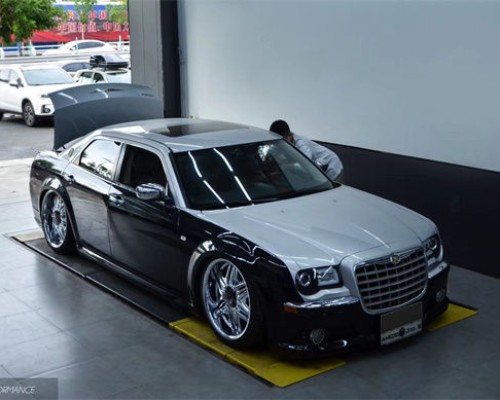 Self-made trend Chrysler 300C airride American muscle lying