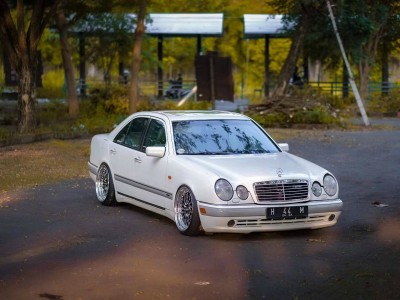 Embracing Airride Innovation: The Transformed Mercedes-Benz W210 Series