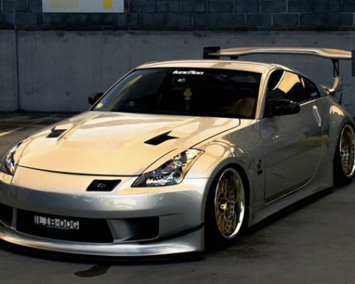 Roaring Elegance: The Transformed 350Z with Airride Technology